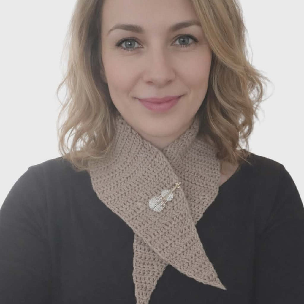 100 % kašmírový ručne háčkovaný luxusný šál a čelenka v jednom – nadčasový kúsok elegancie